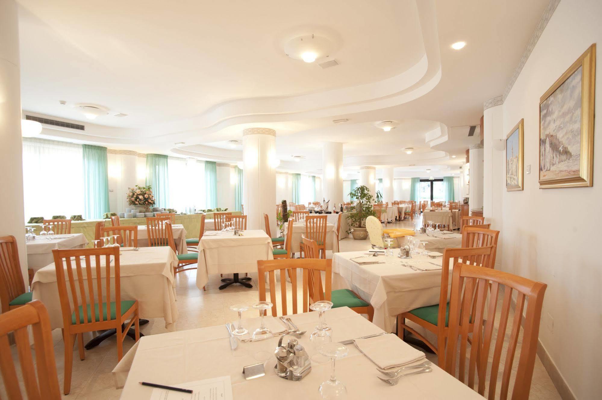 Oasiclub Hotel فيستَ المظهر الخارجي الصورة