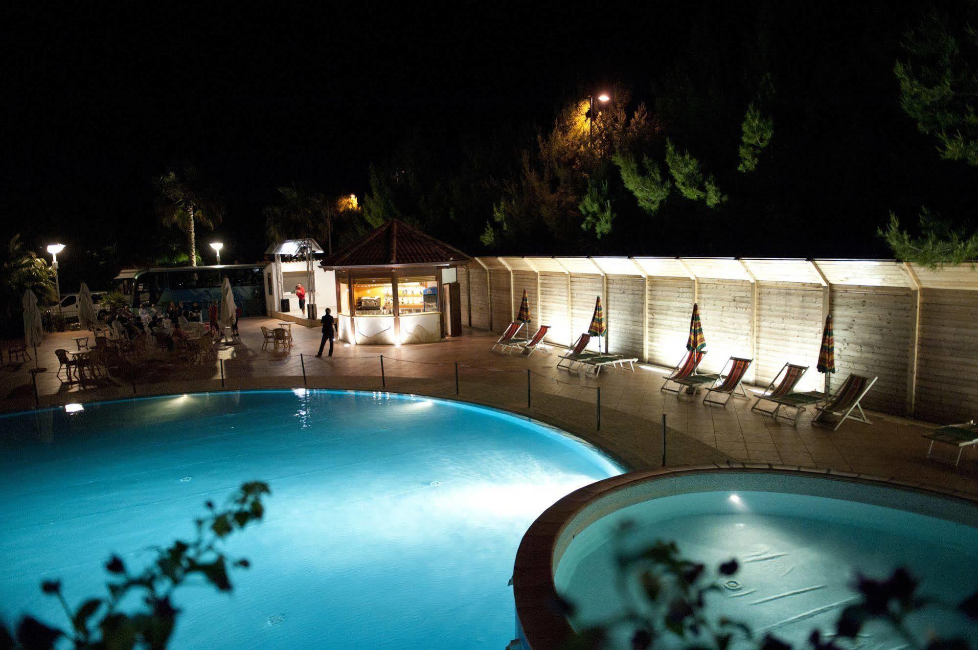 Oasiclub Hotel فيستَ المظهر الخارجي الصورة